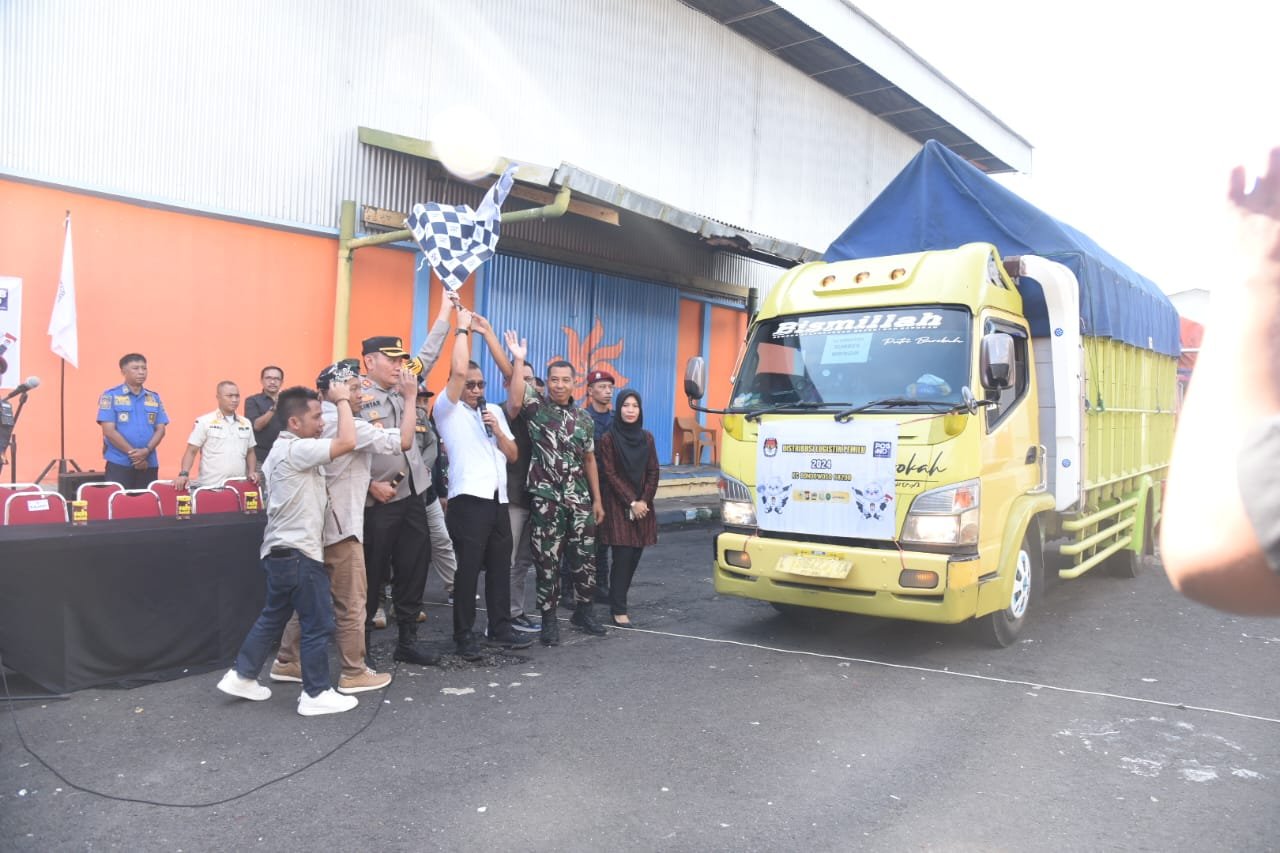 Kapolres Bondowoso Bersama Forkopimda Melepas Pendistribusian Logistik Dalam Pemilu 2024