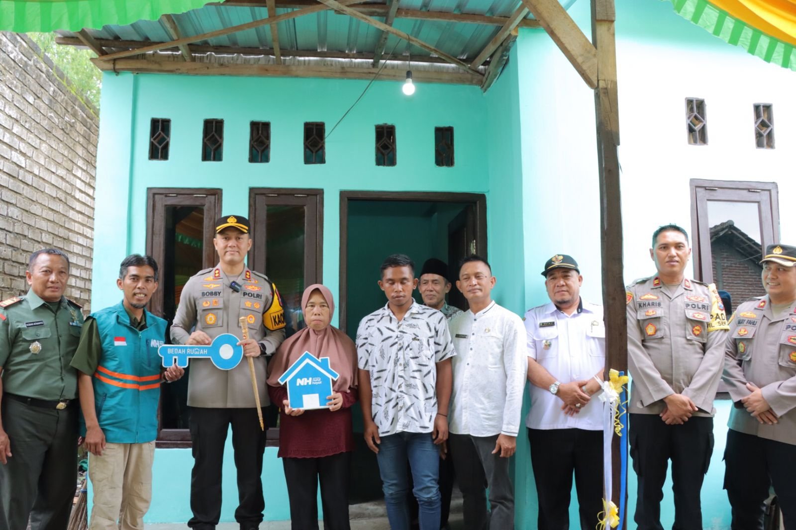 Kapolres Lamongan AKBP Bobby A. Condroputra, S.H., S.I.K., M.Si. melaksanakan peresmian dan penyerahan bantuan bedah rumah kepada warga Desa Latek, Kecamatan Sekaran, Kabupaten Lamongan.