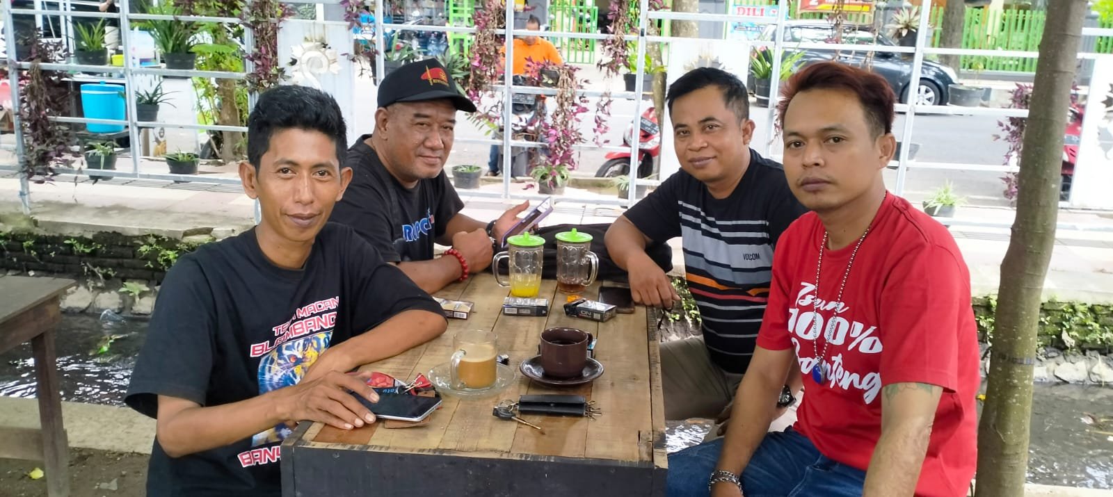 Pimpinan beberapa media Radar Blambangan, Indonesia times, dan jejakindonesia.id, Data A1 Sambil diskusi santai menikmati kopi hitam di warung Pinggir jalan sekitar Jl. Agus Salim tepatnya di depan Osing Deles Banyuwangi. Minggu 11 Febuari 2024.