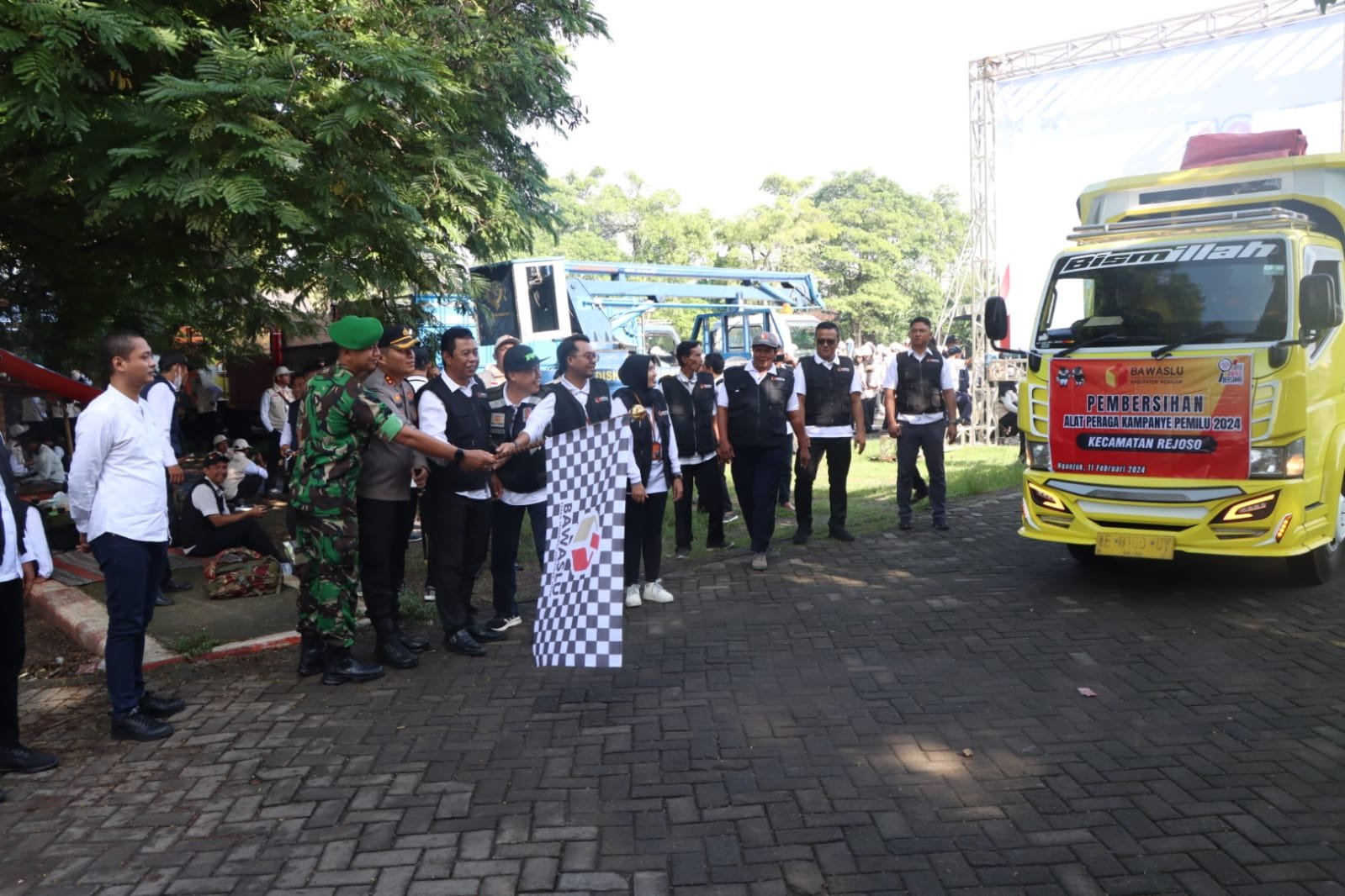 Kapolres Nganjuk, AKBP Muhammad, S.H., S.I.K., M.Si., menghadiri Apel Siaga Pengawasan Pemilu 2024 yang diselenggarakan oleh Bawaslu Kabupaten Nganjuk, acara dilaksanakan di Lapangan Gor Bung Karno Begadung Kabupaten Nganjuk, Minggu (11/02/2024).