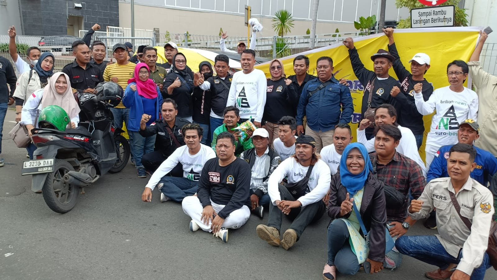Guna memeriahkan acara Hari Pers Nasional (HPN), Aliansi Madura Indonesia (AMI) menggelar acara berbagi ratusan paket sembako kepada rekan rekan jurnalis Surabaya dan pengendara ojek online di depan mall BG Junction.