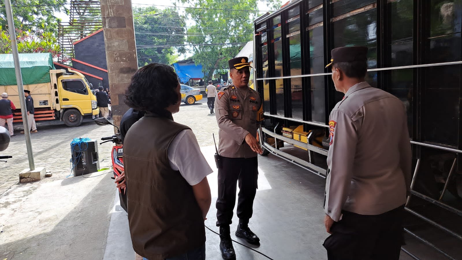 Kapolres Nganjuk AKBP Muhammad, S.H., S.I.K., M.Si., diwakili Kabagops Polres Nganjuk Kompol Yusis Budi Krismanto, S. H., menghadiri dan memimpin langsung giat pengamanan pengiriman logistik Pemilu 2024 menuju Panitia Pemilihan Kecamatan (PPK) di 10 Kecamatan, Minggu (11/02/2024). 