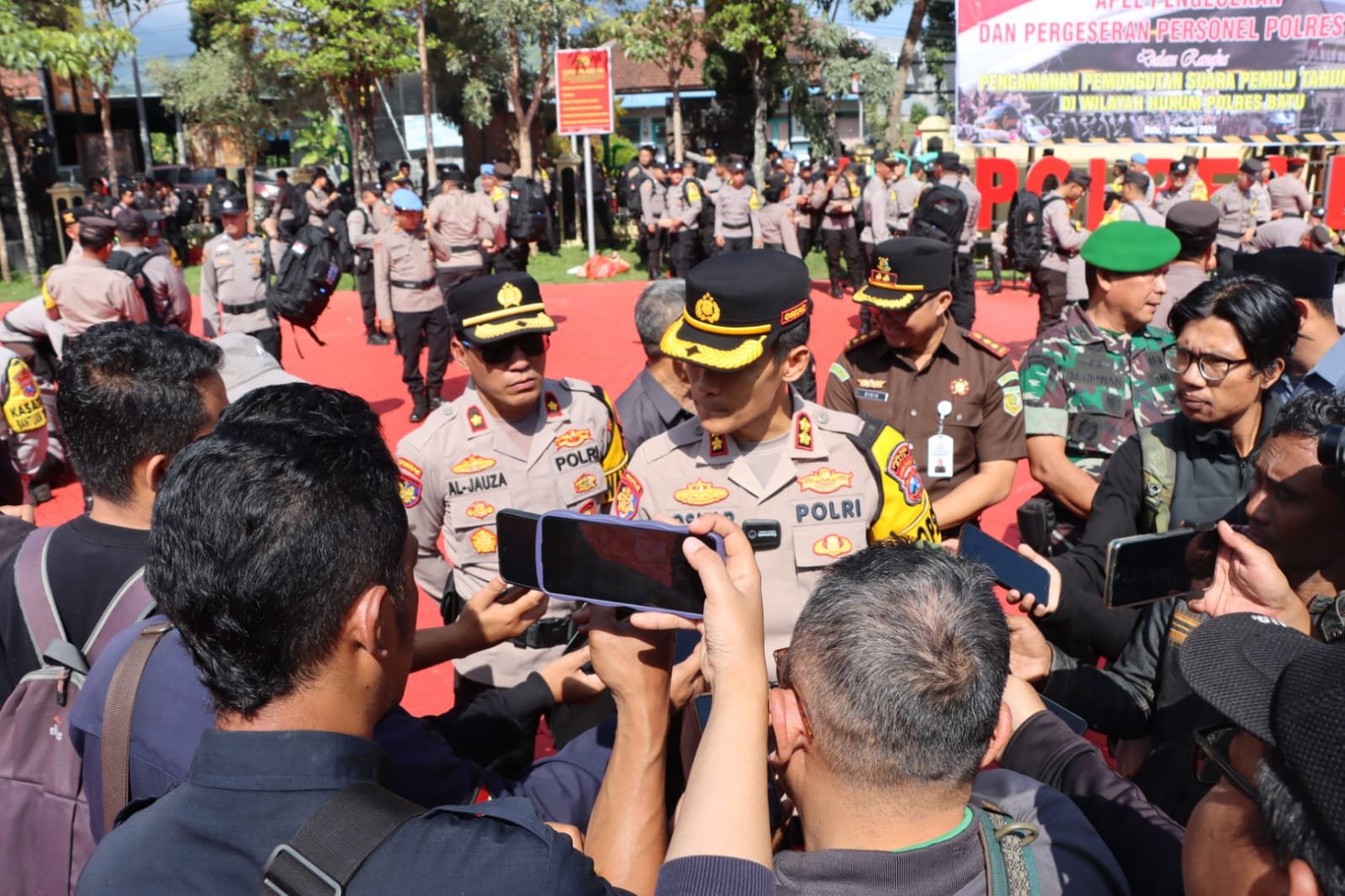 Sebanyak 320 personel Polres Batu Polda Jatim yang disiapkan untuk mengamankan perhelatan Pemilu 2024, telah diberangkatkan secara resmi ke Kecamatan dan seluruh desa di wilayah hukum Polres Batu.