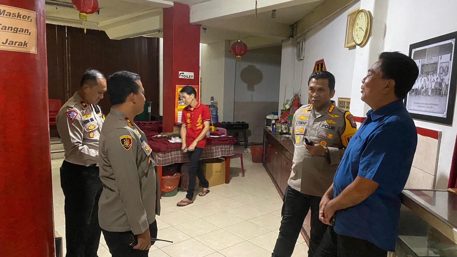 Anggota Polresta Sidoarjo dan polsek jajaran di sebar di sejumlah Klenteng, guna memberikan rasa nyaman dan aman umat Tionghoa dalam menjalankan ibadah Tahun Baru Imlek 2024.