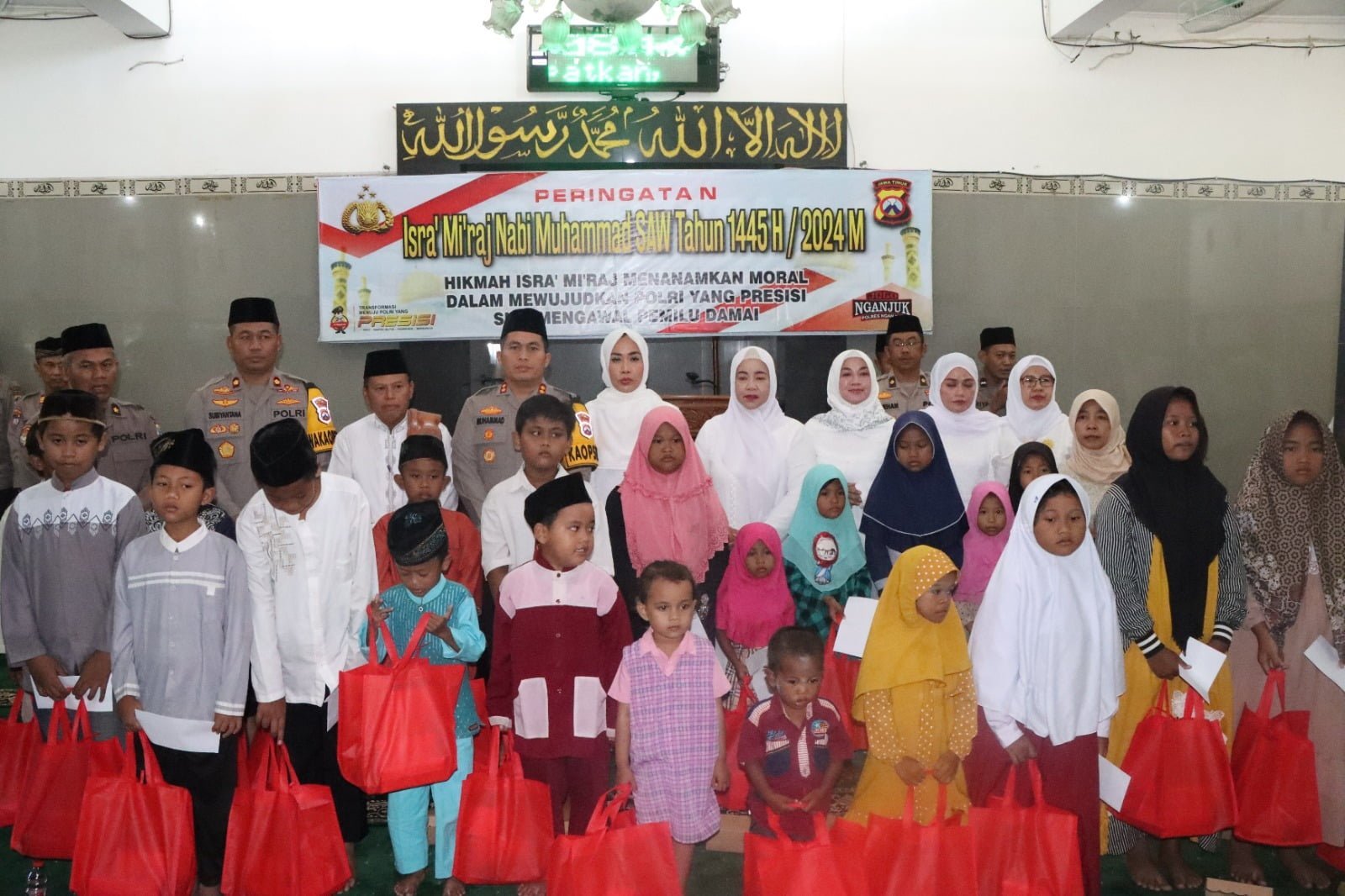 Kapolres Nganjuk, AKBP Muhammad, S.H., S.I.K., M.Si., didampingi Wakapolres Nganjuk bersama Pejabat Utama (PJU) , perwakilan Kapolsek jajaran Polres Nganjuk dan anggota serta Ketua dan pengurus Bhayangkari Cabang Nganjuk menggelar Peringatan Isra’ Mi’raj 1445H/2024 Masehi, acara dilaksanakan di masjid Al-Ikhlas Polres Nganjuk, Senin (12/02/2024). 