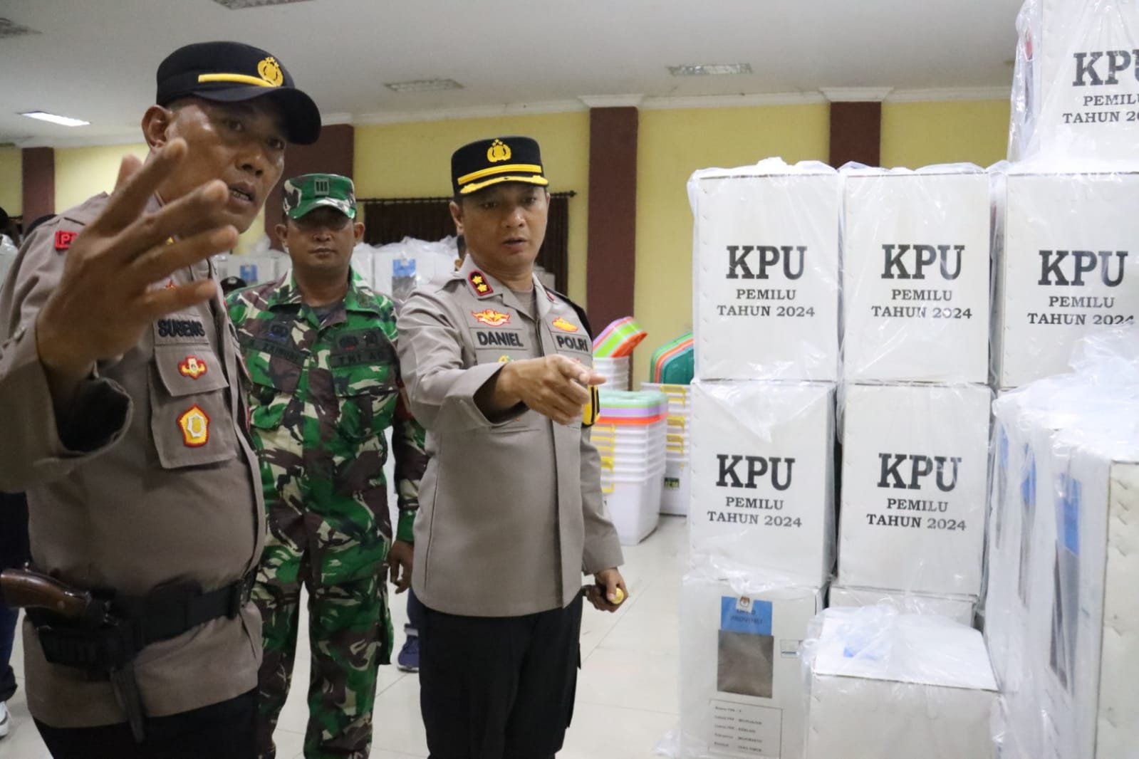 Guna memastikan keamanan Logistik Pemilu saat memasuki Masa Tenang Pemilu 2024, Kapolres Mojokerto Kota AKBP Daniel S. Marunduri S.I.K., M.H., melaksanakan pengecekan terhadap Gudang Logistik Pemilu di PPK pada Minggu (11/02/2024).