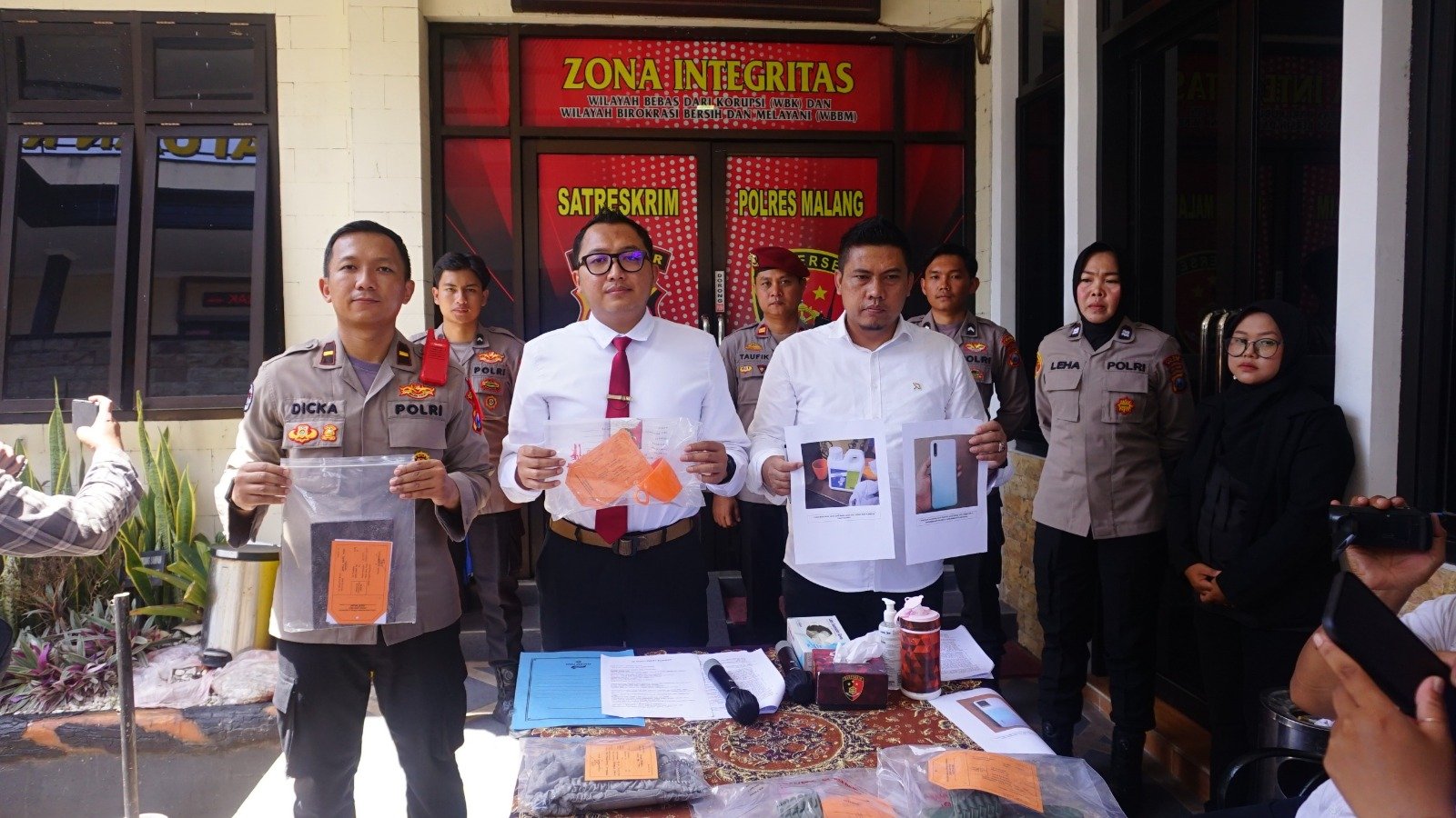 Polres Malang secara resmi menetapkan DMM (40) sebagai tersangka dalam kasus kematian DS (40), suatu peristiwa KDRT yang menghebohkan di wilayah Kecamatan Singosari, Kabupaten Malang pada 24 Januari 2024.