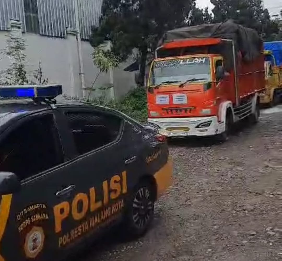 Polresta Malang Kota kawal pendistribusian logistik dari gudang KPU ke gudang PPK di lima Kecamatan yang ada di Kota Malang.