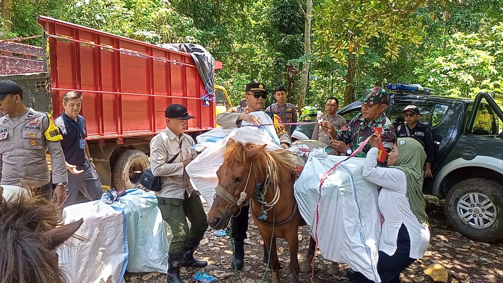Polres Jember melakukan pengawalan pengiriman pendistribusian logistik pemilu di seluruh wilayah Kabupaten Jember sampai ke daerah pelosok dan TPS terpencil yang minim sarana dan prasarana serta kerawanan geografis yang tinggi.
