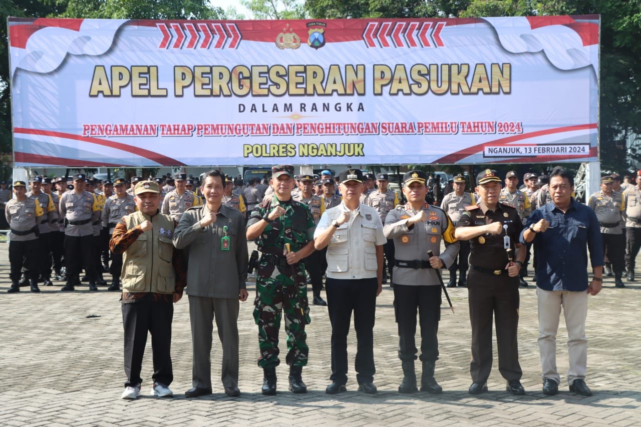 Kapolres Nganjuk, AKBP Muhammad, S.H., S.I.K., M.Si., memimpin gelaran Apel Pergeseran Pasukan dalam rangka pengamanan tahap pemungutan dan penghitungan suara Pemilu 2024, Apel dilaksanakan di Lapangan Gor Bung Karno Begadung, Nganjuk, Selasa (13/02/2024).