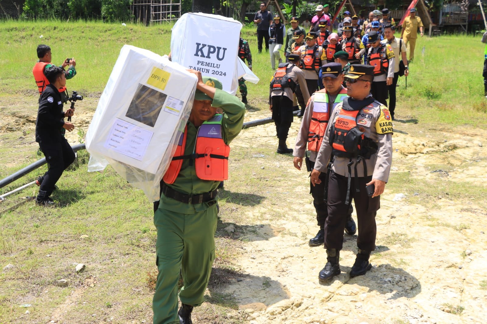 Sinergitas Polres Ngawi bersama TNI Kawal Distribusi Logistik Pemilu Sebrangi Waduk