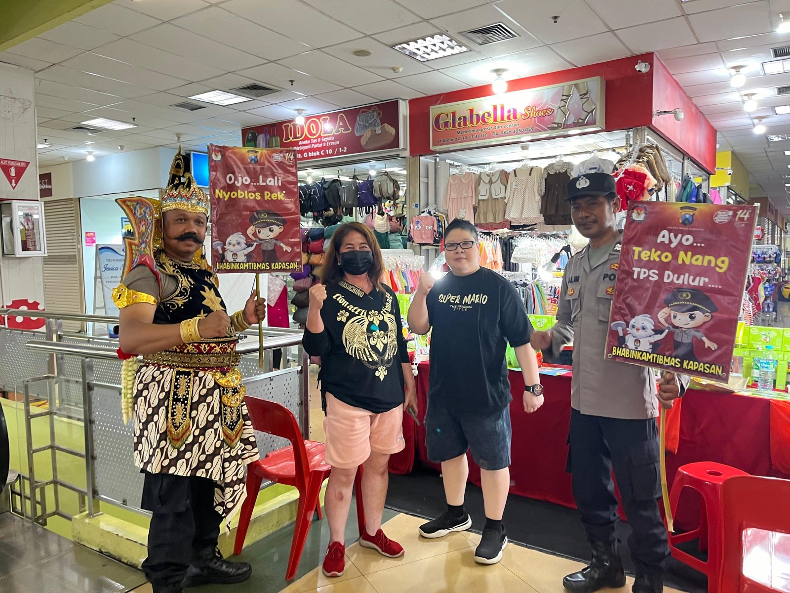 Sejumlah cara dilakukan untuk sosialisasi Pemilu 2024. Di Surabaya, sejumlah Polisi juga turut membantu KPU mensosialisasikan kepada warga Masyarakat untuk menggunakan hak pilihnya pada 14 Februari 2024.