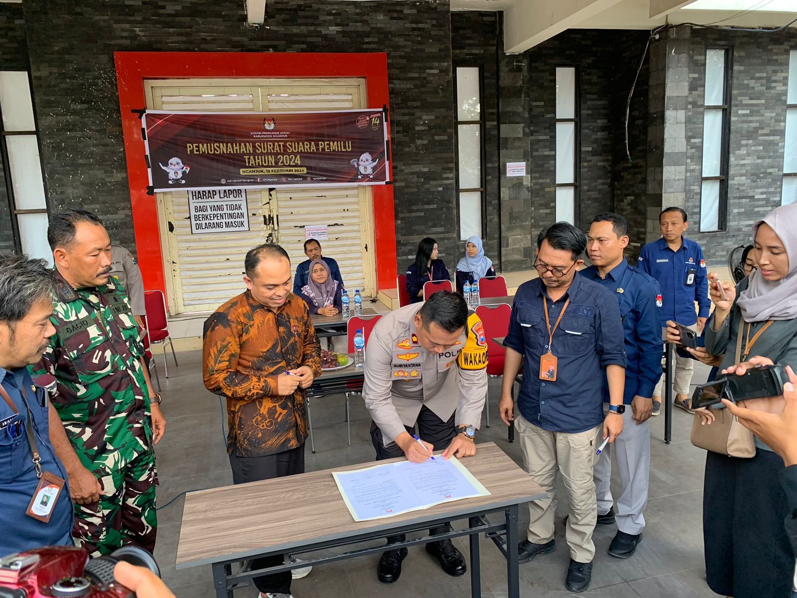 Komisi Pemilihan Umum Kabupaten Nganjuk menggelar acara pemusnahan surat suara Pemilihan Umum tahun 2024 yang rusak, acara dilangsungkan di Gudang Logistik KPU di GOR Bung Karno Jalan Barito, Kelurahan Begadung Kabupaten Nganjuk, Selasa (13/02/2024).