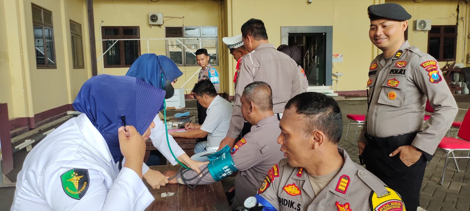 Mengantisipasi adanya petugas Pemilu baik Kelompok Penyelenggara Pemungutan Suara ( KPPS ) maupun petugas pengamanan ( Pam) dari TNI,Polri dan Linmas yang sakit karena kelelahan, Polda Jatim memberikan bantuan kesehatan.