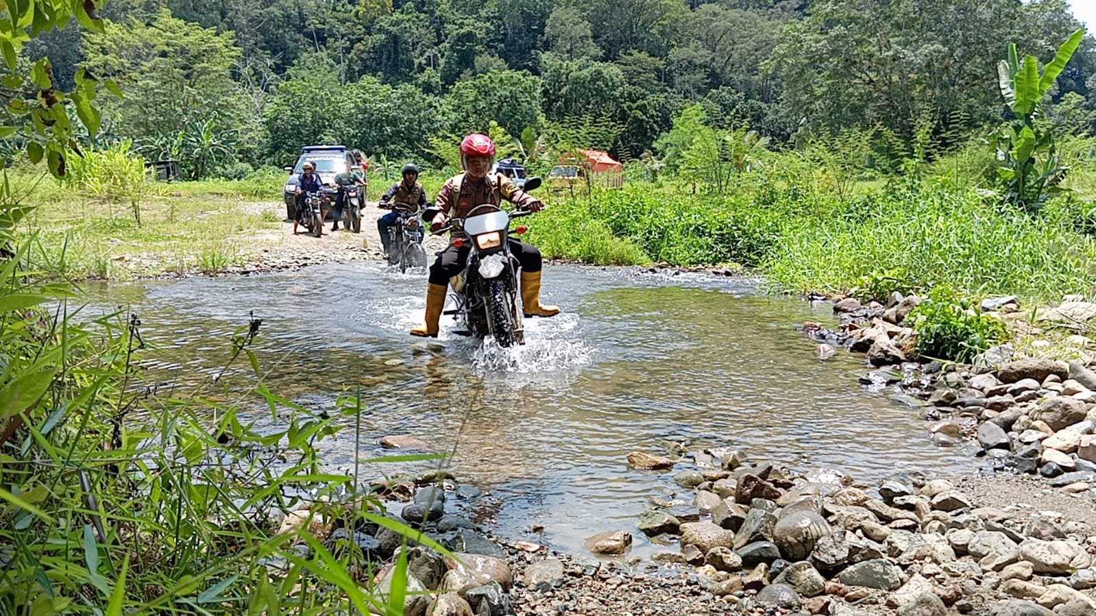 Polsek Pesanggaran Polresta Banyuwangi Polda Jatim menghadapi ujian nyata saat mengawal pendistribusian logistik Pemilu 2024 di Dusun Sukomade, Desa Sarongan, Selasa (13/2/2024).