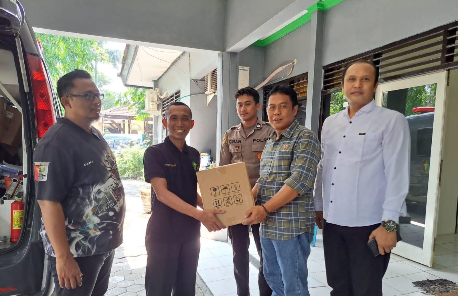 Kapolres Nganjuk AKBP Muhammad, S.H., S.I.K., M.Si., melalui Sidokkes Polres Nganjuk membagikan paket vitamin secara masif kepada staf dan anggota Badan Pengawas Pemilu (Bawaslu) Nganjuk . Paket Vitamin diterima langsung oleh Ketua Bawaslu Nganjuk, Yudha Harnanto, S.H., M.H., Kamis (15/02/2024). 