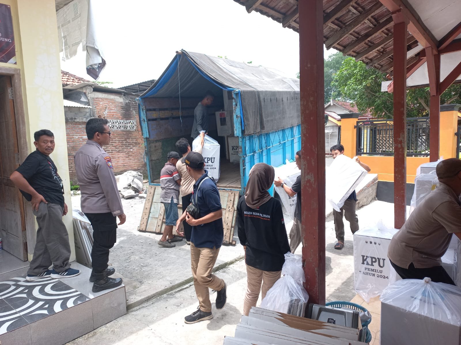 Kolabosari TNI - Polri di Tulungagung kembali melaksanakan pengawalan kepada Panitia Pemungutan Suara (PPS) yang melakukan Pengiriman kotak suara Pemilu ke Panitia Pemilihan Kecamatan (PPK).