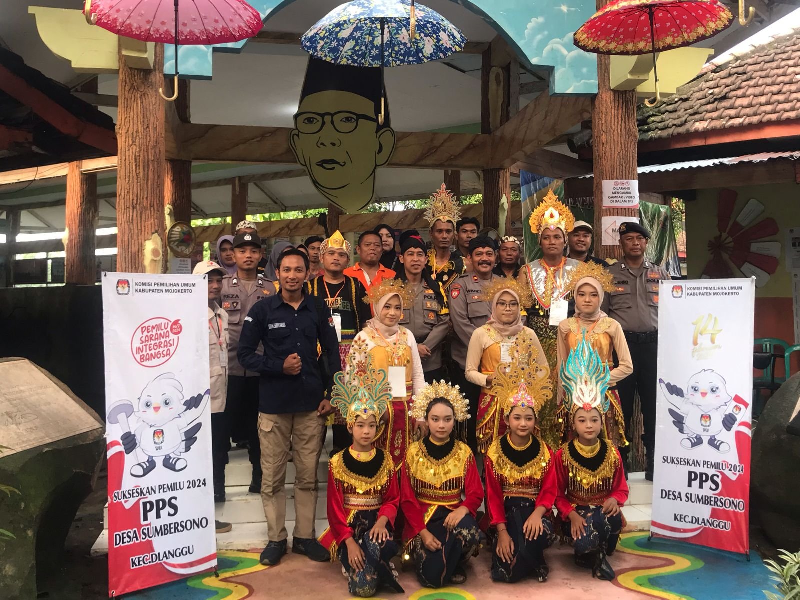 Berbagai cara dilakukan oleh Petugas KPPS untuk memeriahkan pesta demokrasi pemilu 2024 kali ini, seperti memakai kostum dengan berbagai tema dan juga memberikan coklat. 