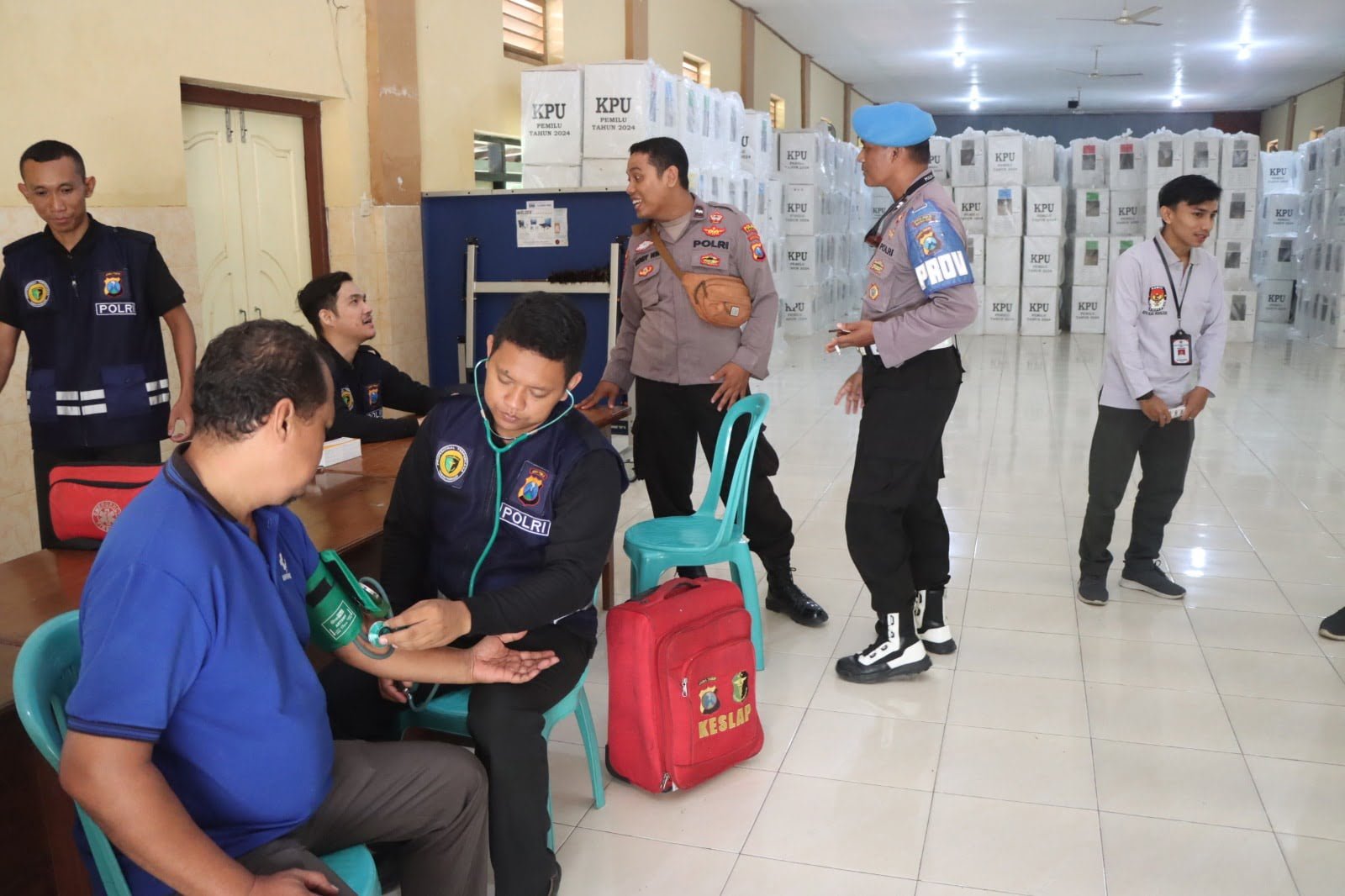 Kapolres Nganjuk AKBP Muhammad, S.H., S.I.K., M.Si., menurunkan tim kesehatan dari Sidokkes Polres Nganjuk, guna mengantisipasi menurunnya performa anggota pengamanan , PPS dan PPK pasca pemungutan suara Pemilu 2024, Jumat (16/02/2024). 