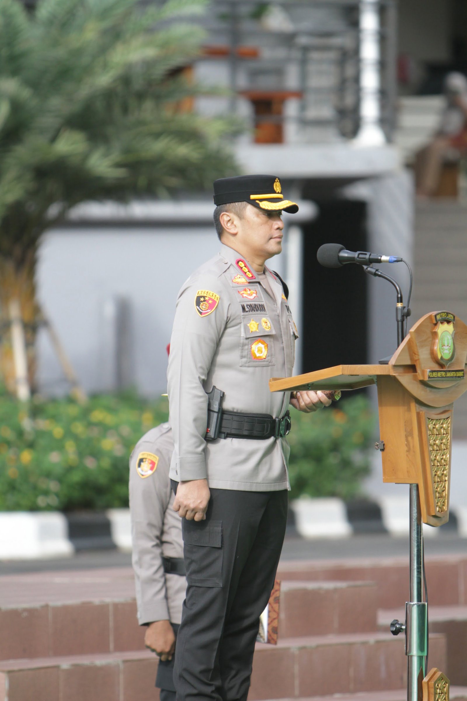 Kapolres Metro Jakarta Barat Pimpin Upacara Bendera Peringati Hari Kesadaran Nasional 2024