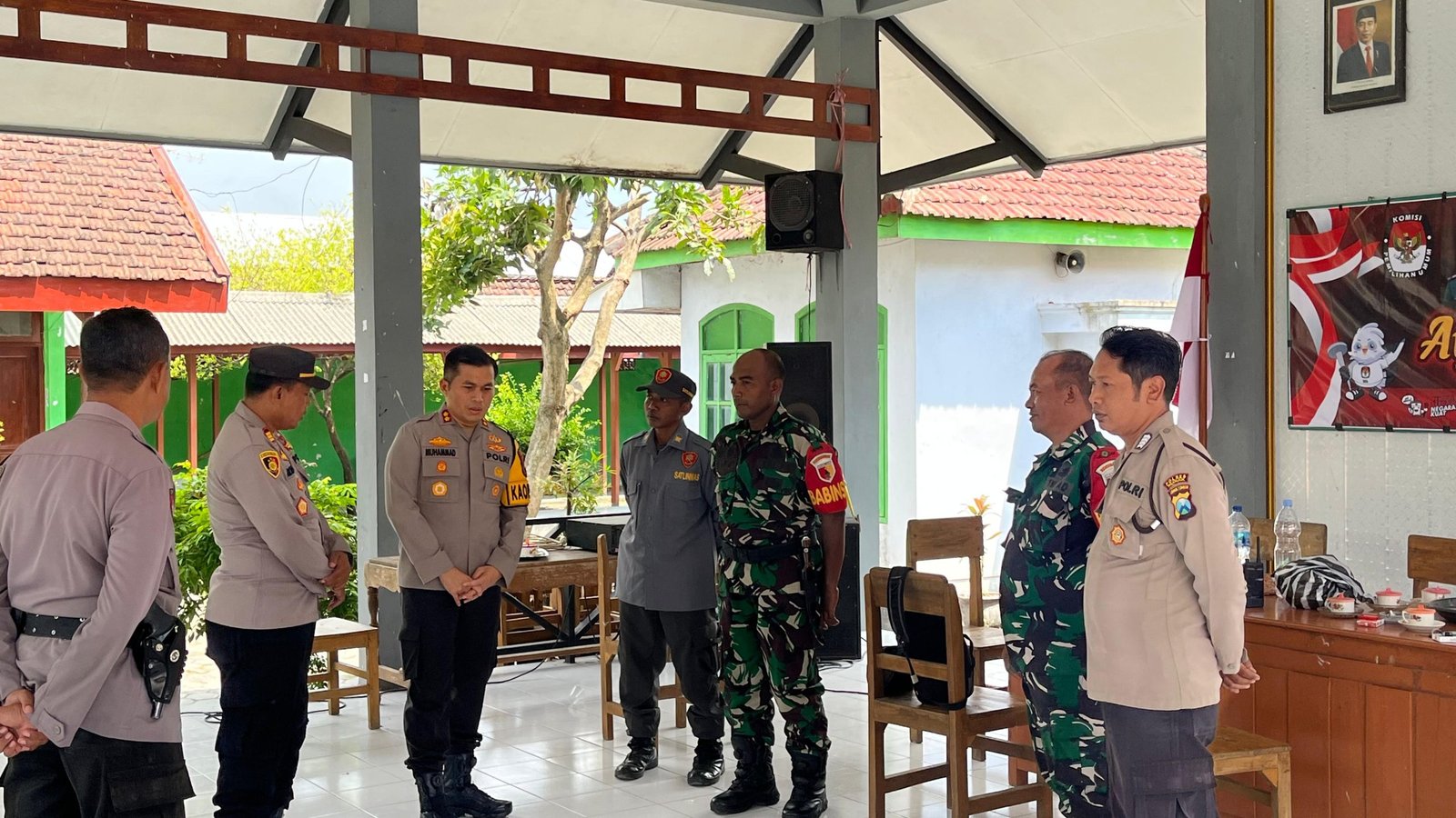 Kapolres Nganjuk, AKBP Muhammad, S.H., S.I.K., M.Si., dengan didampingi beberapa Pejabat Utama (PJU) melakukan pengecekan kesiapsiagaan dan kesehatan petugas pengamanan kotak suara Pemilu 2024 di PPK yang tersebar di 20 Kecamatan, Sabtu (17/02/2024). 