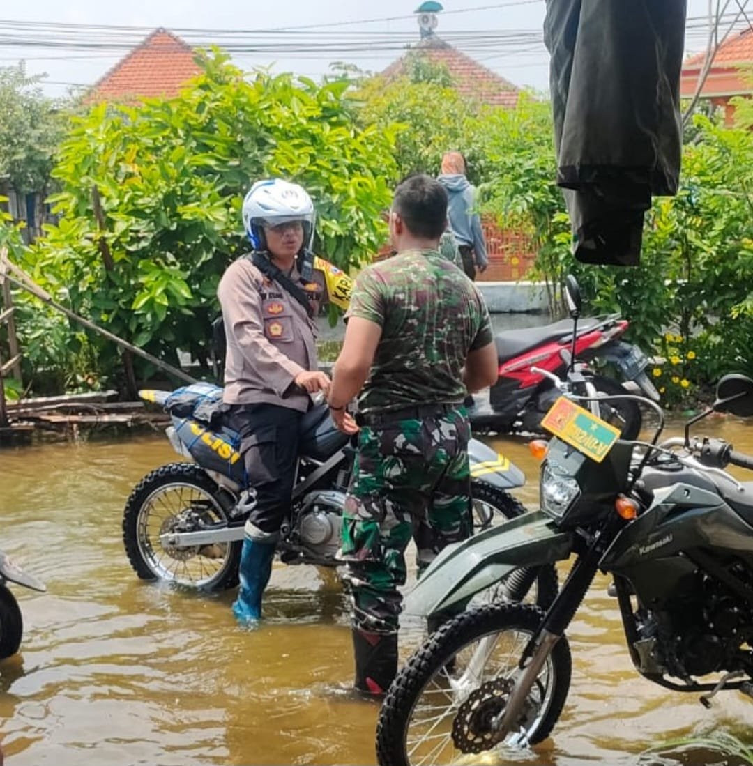 Hujan yang mengguyur di wilayah Sidoarjo dan sekitarnya, mengakibatkan banjir di beberapa lokasi permukiman warga.