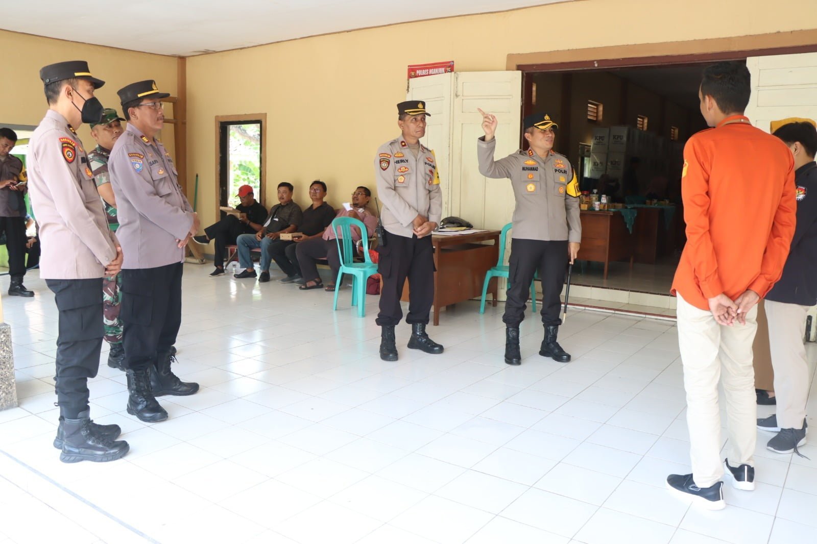 Kapolres Nganjuk, AKBP Muhammad, S.H., S.I.K., M.Si., bersama Pejabat Utama (PJU) secara maraton mengecek kesiapan dan keamanan logistik Pemilu 2024 yang saat ini tersimpan di gudang PPK pada 20 Kecamatan. 