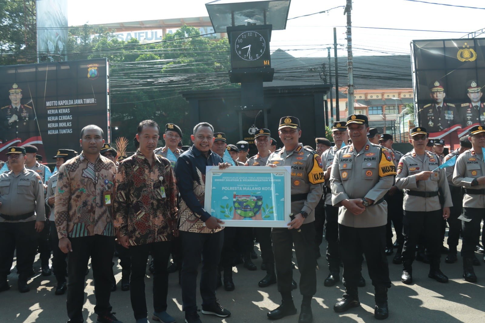 PT Pertamina Patra Niaga menyerahkan sertifikat Zero Emisi