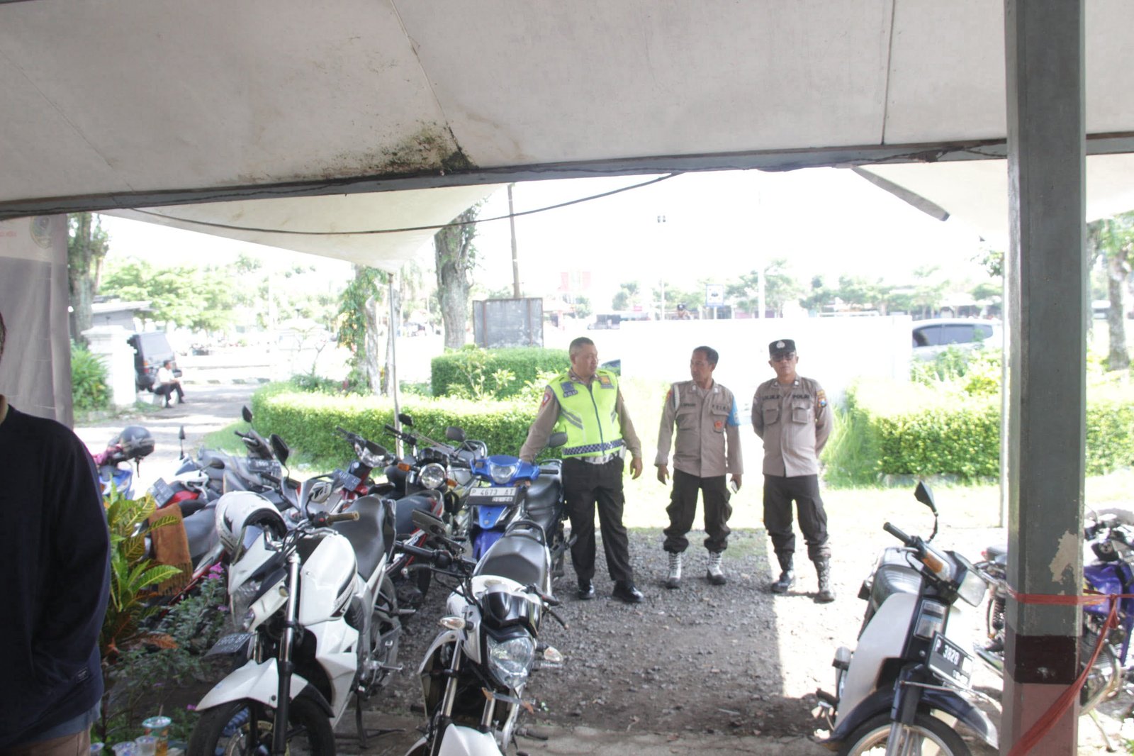 Untuk menciptakan situasi aman serta kondusif dalam pelaksanaan Rapat rekapitulasi hasil penghitungan perolehan suara Pemilu 2024 di tingkat Kecamatan, Polres Bondowoso melakukan patroli ke kantor PPK Kecamatan yang ada di Wilayah Hukum Polres Bondowoso, Selasa 20/02 2024. 