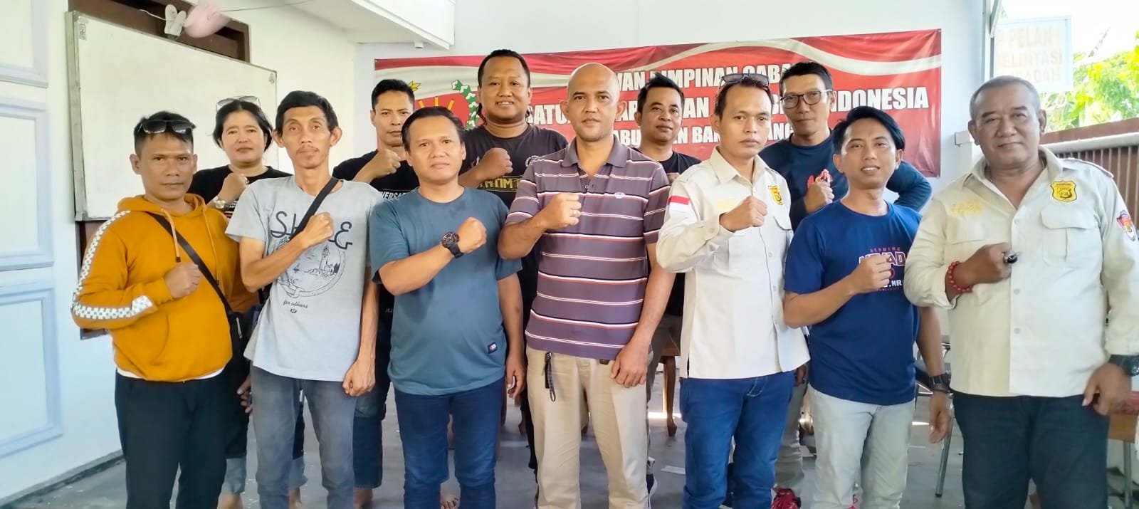 Guna membangun sinergitas, dan mempererat kekeluargaan Danunit Intel Lanal Banyuwangi Lettu Laut (T) Pungky Pradita mengunjungi kantor Persatuan Wartawan Republik Indonesia (PWRI) di Jalan Ikan teri No 28, Sutri Kelurahan Sobo,Banyuwangi, Selasa (20/02/2024).