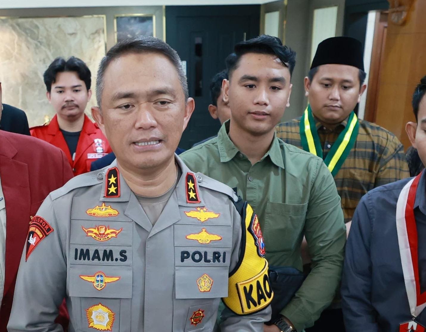 Menindaklanjuti peristiwa ledakan di rumah Ketua Kelompok Penyelenggara Pemungutan Suara (KPPS) TPS 06 Dusun Timur, Desa Nyalabu Daya, Kecamatan / Kabupaten Pamekasan, Polisi menerjunkan Tim Penjinak Bahan Peledak (Jihandak) Brimob Polda Jawa Timur.