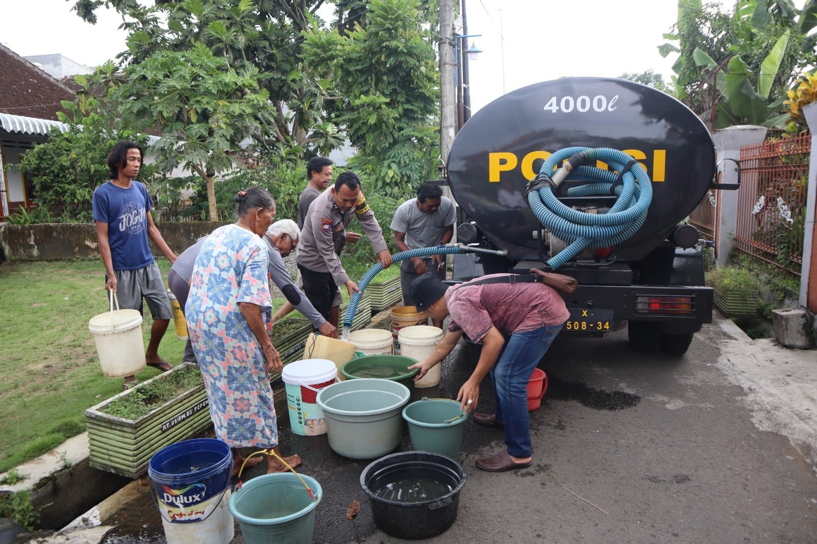 Kepolisian Resor Malang, Polda Jatim, memberikan respons cepat terhadap keluhan warga yang menghadapi kesulitan air bersih. 