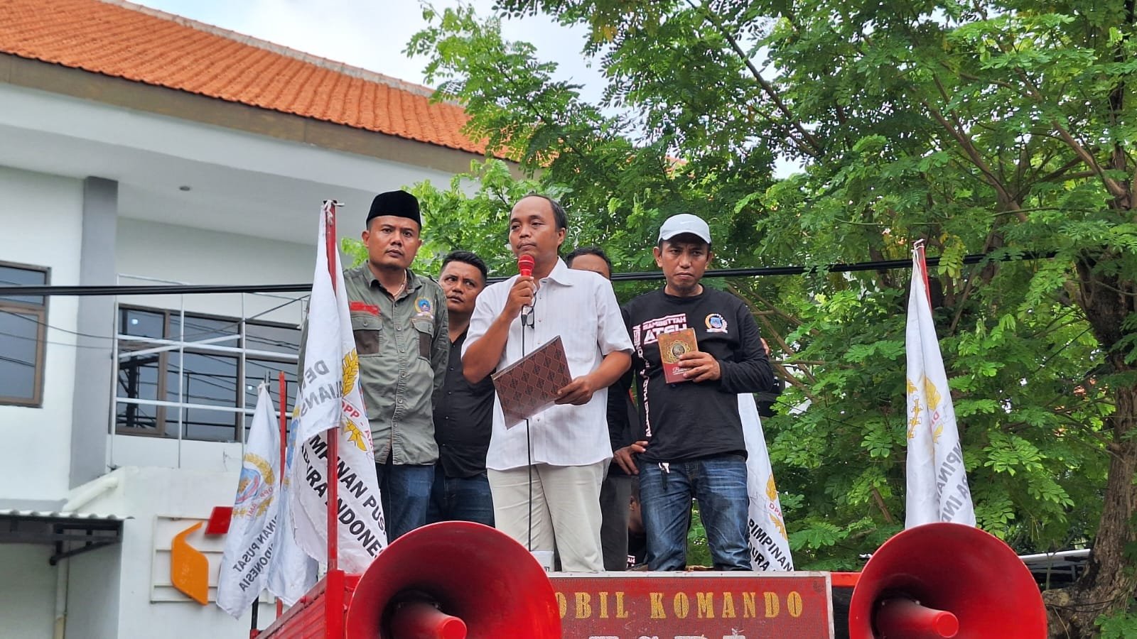 Ratusan simpatisan dari Aliansi Madura Indonesia (AMI) kali ini mendatangi Bawaslu kota Surabaya, pasalnya kedatangan mereka untuk meluapkan kekecewaannya atas dasar laporan temuan Money Politik (Serangan Fajar) yang ditengarai dilakukan oleh beberapa oknum caleg DPR RI Dapil Jatim 1 Surabaya - Sidoarjo No Urut 2 PKB, oknum caleg DPRD Prov Jatim Dapil Jatim 1 Kota Surabaya No Urut 1 PKB, oknum caleg DPRD Kota Surabaya Dapil 2 Surabaya No Urut 1 PKB, namun hingga kini tidak ada kelanjutannya.