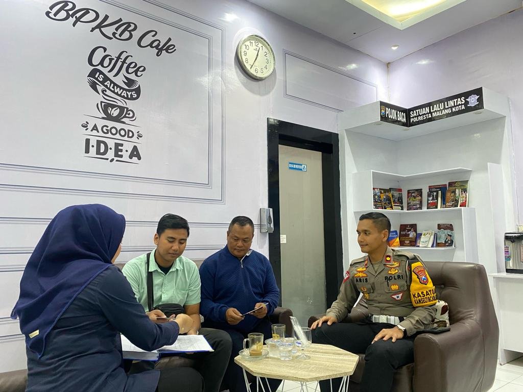 Polresta Malang Kota Polda Jatim terus berinovasi untuk meningkatkan pelayanan publik bagi warga yang mengurus administrasi kendaraan, salah satunya dengan meresmikan BPKB Cafe pada hari Selasa (20/02).