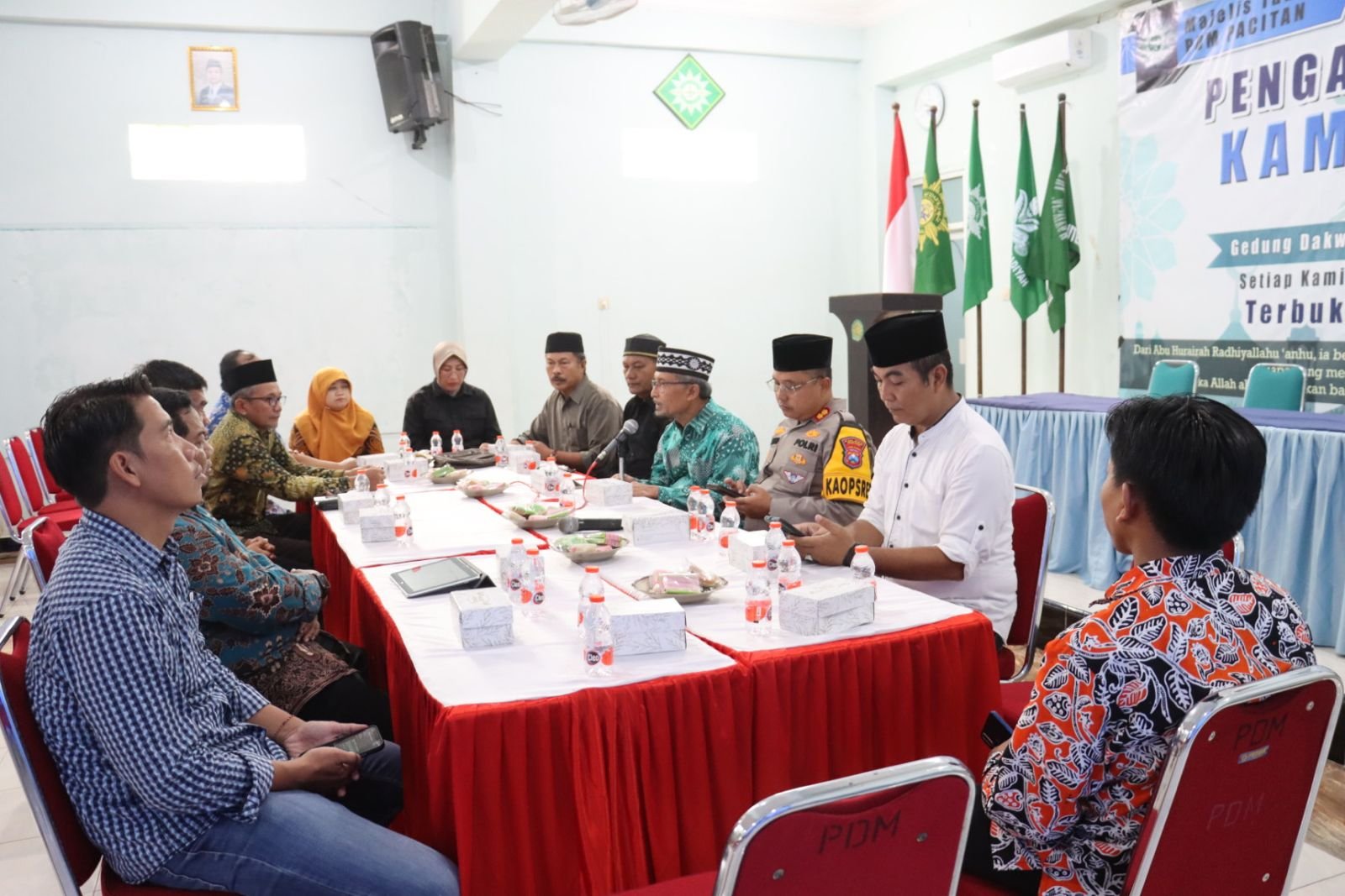 Pimpinan Daerah (PD) Muhammadiyah dan Forum Komunikasi Umat Beragama ( FKUB) Kabupaten Pacitan menyerukan pesan perdamaian demi persatuan dan kesatuan bangsa pasca pemungutan suara Pemilu 2024.