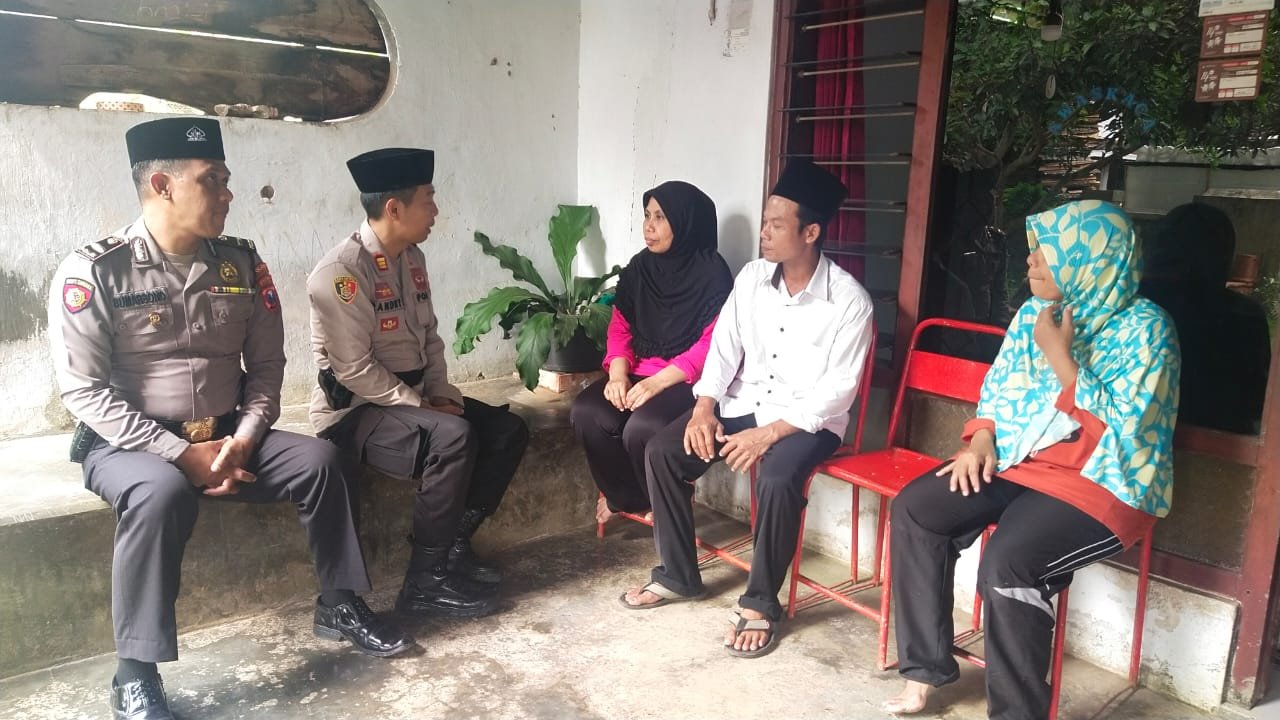 Turut berbelasungkawa dan memberikan bantuan adalah sebagian wujud kepedulian Polres Tulungagung Polda Jatim kepada keluarga mediang Imam Rokimi, Petugas Linmas TPS 7 Desa Notorejo Kecamatan Gondang yang meninggal usai melaksanakan tugas pengamanan TPS.