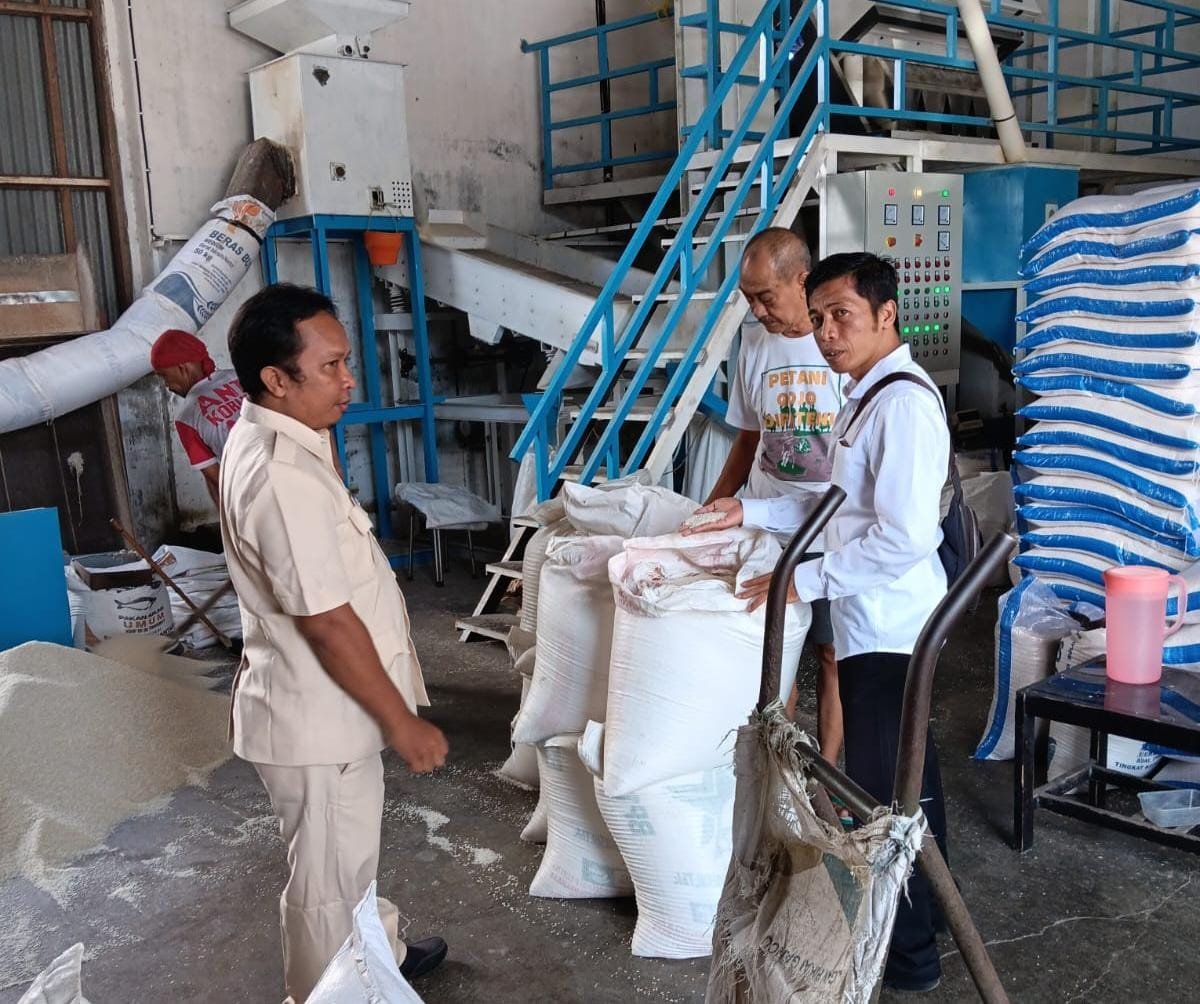 Mengikuti perkembangan kenaikan harga pangan akhir akhir ini, Satgas Pangan Polres Blitar Kota melakukan pengecekan stok dan harga beras ke sejumlah toko dan penggilingan yang ada di wilayah hukumnya, Rabu (21/2/2024).