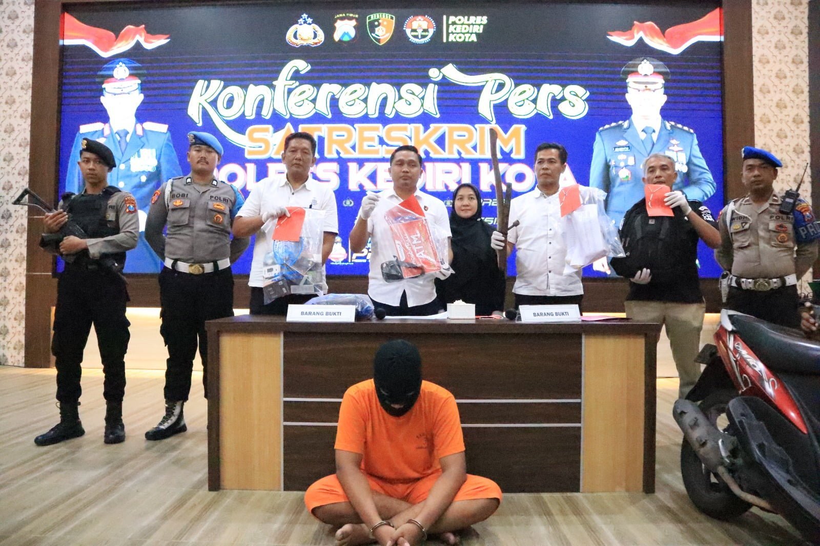 Satreskrim Polres Kediri Kota berhasil ungkap kasus pencurian dengan pemberatan di 2 TKP dalam satu malam satu (1) terduga pelaku berhasil diamankan.