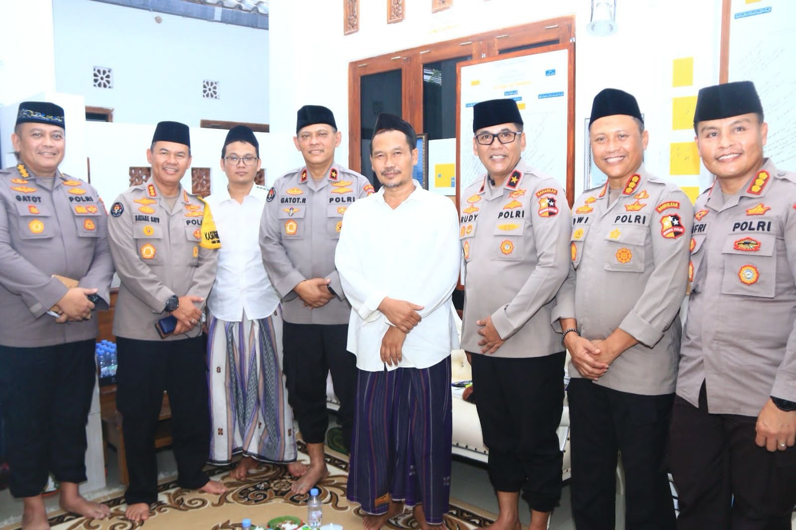 Pengasuh Pondok Pesantren Tahfidzul Qur'an Lembaga Pendidikan Pengembang Ilmu Al-Qur'an (LP3IA), Rembang, Jawa Tengah, KH Ahmad Baharuddin Nursalim (Gus Baha) mengapresiasi langkah Polri dalam menjaga Pemilu 2024 berjalan aman dan damai. 
