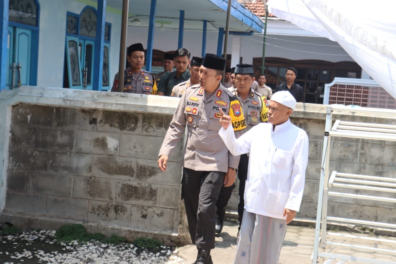 Kali ini Kapolres Lumajang AKBP Mohammad Zainur Rofik, S.I.K didampingi oleh sejumlah Pejabat Utama (PJU) Polres Lumajang, mengunjungi kediaman K.H Husni Zuhri pengasuh Pondok Pesantren ( Ponpes) Miftahul Ulum Desa Banyuputih Kecamatan Jatiroto Kabupaten Lumajang, Kamis (22/2/2024).