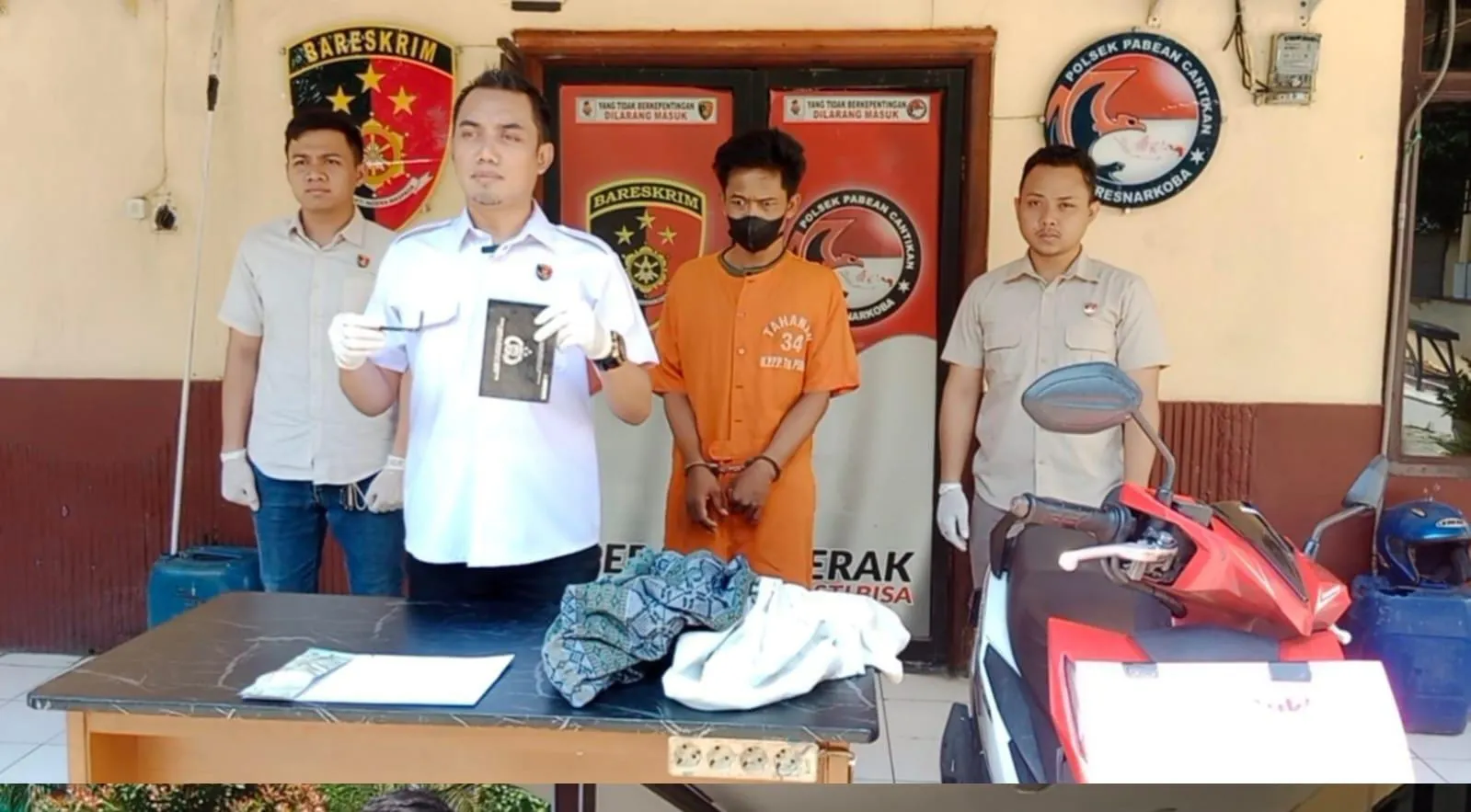 Polisi menangkap tersangka pencurian sepeda motor yang beraksi di parkir warung kopi dan rental Play Station di wilayah Sememi Kota Surabaya, Sabtu 17 Februari 2024.