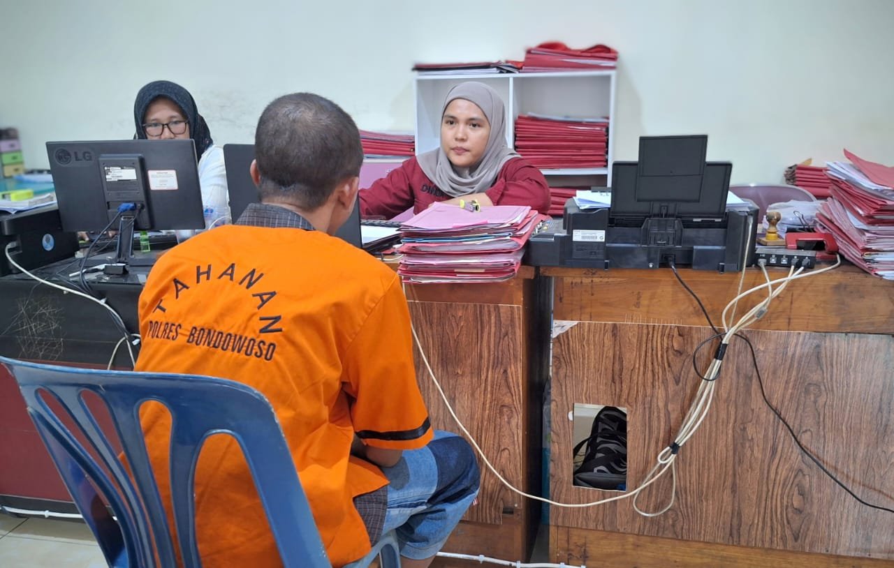 Sosok seorang ayah adalah harus melindungi dan mengayomi anak istri serta memberikan kebahagiaan kepada keluarganya. Tetapi beda halnya yang dilakukan oleh seorang Pria yang tega menjabuli anak tirinya yang masih dibawah umur. 