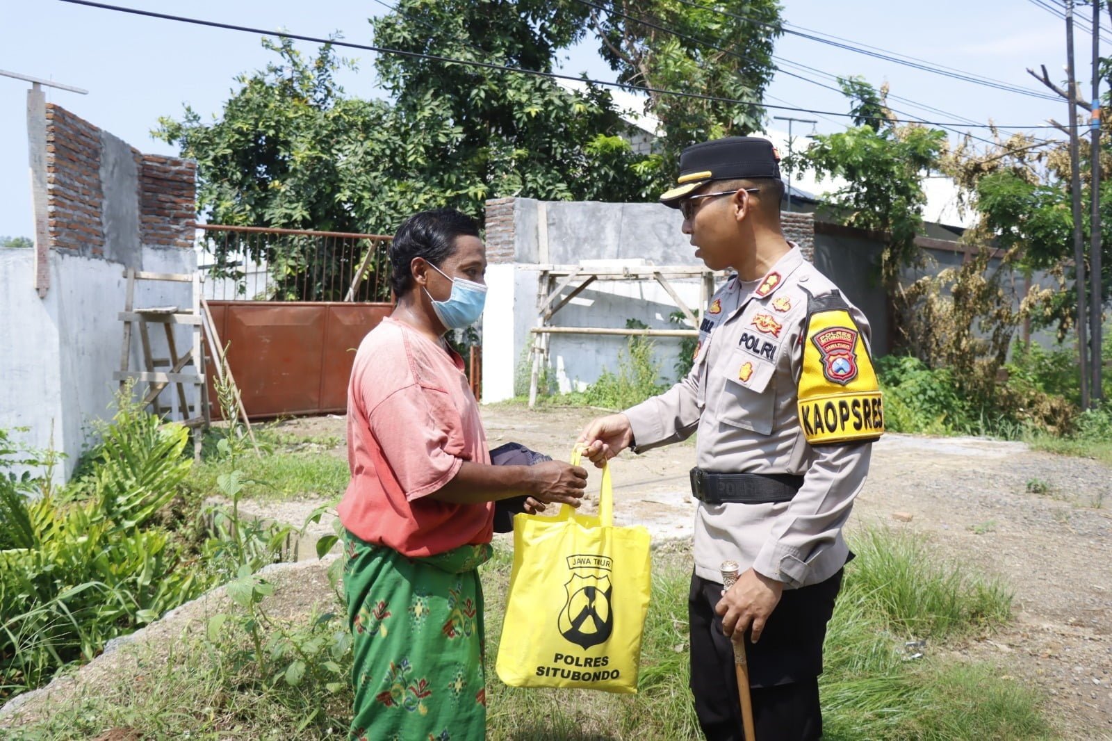 Menyampaikan pesan Kamtibmas untuk kondusifitas di wilayah hukumnya, Polres Situbondo Polda Jatim ini terus mengoptimalkan dengan berbagai kegiatan sosial.