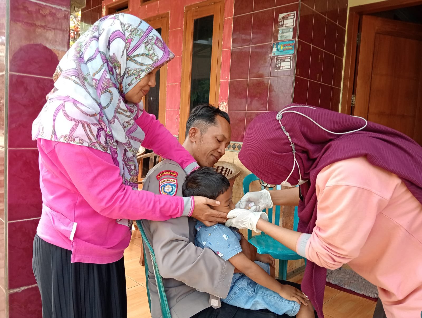 Pekan Imunisasi Nasional (PIN) Polio yang dilakukan oleh Dinas Kesehatan Kab. Ngawi tersebar hingga ke desa-desa, demi kesehatan anak-anak harapan bangsa Indonesia.