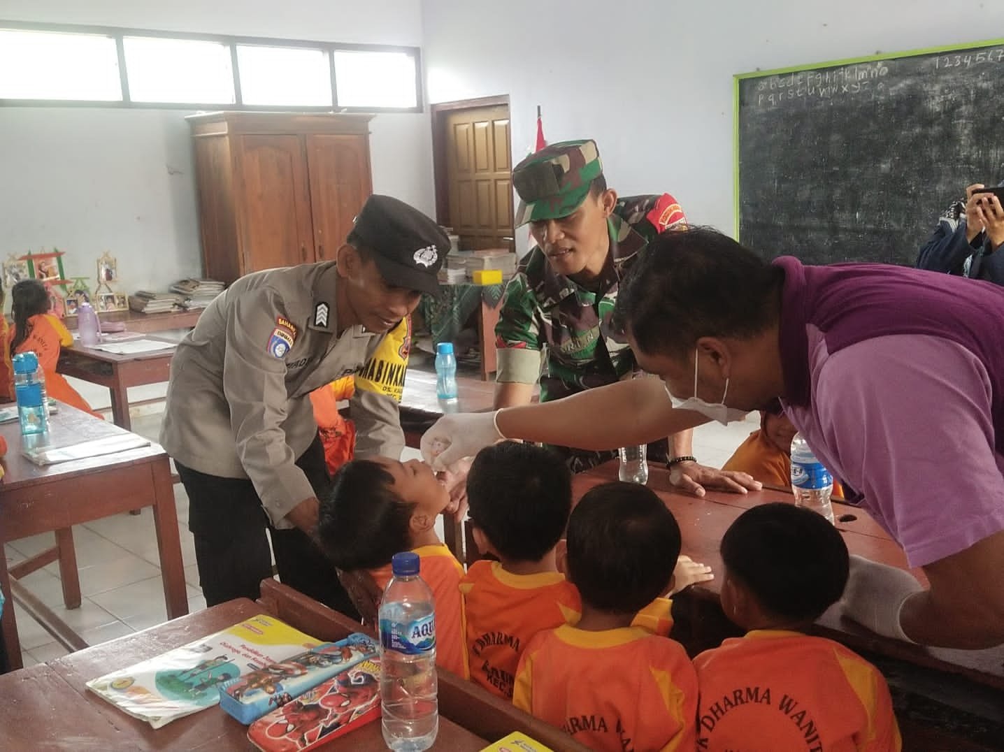 Dampingi Warga Binaanya, Pak Bhabin Polres Ngawi Turut Sukseskan Program Imunisasi Polio 