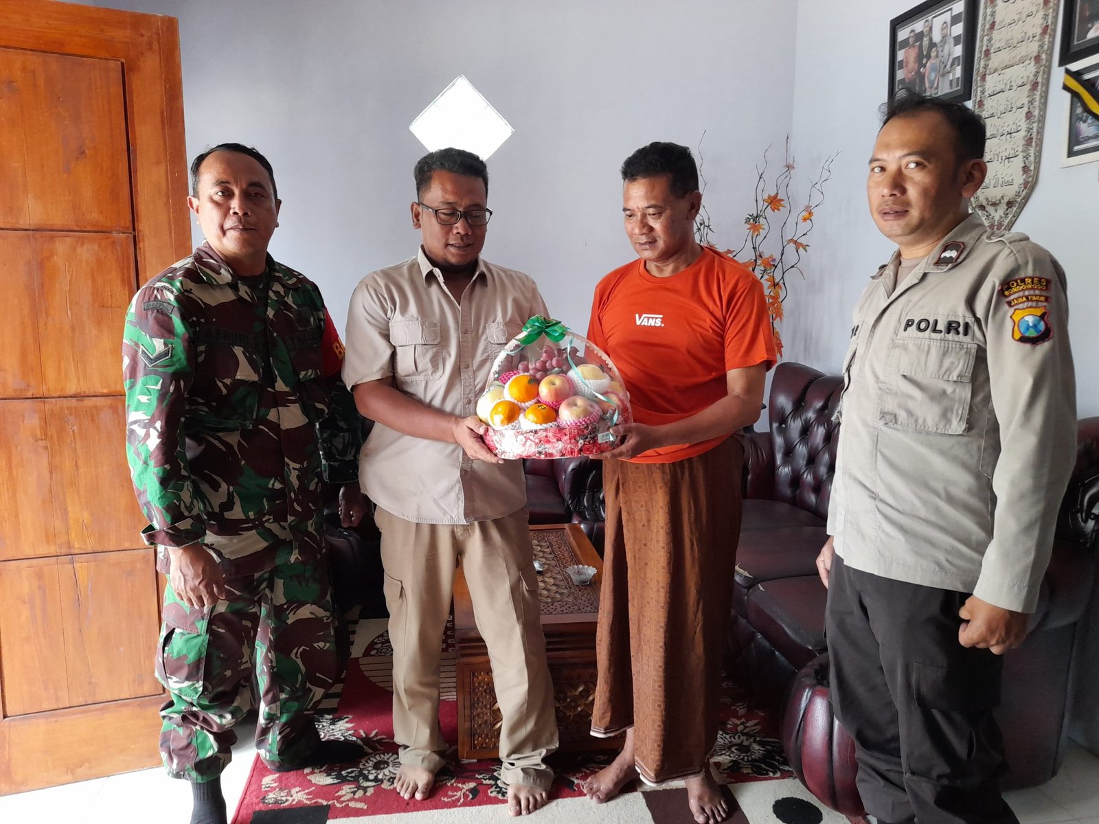 Bentuk Apresiasi dan Kepedulian, Polres Bondowoso Sambangi KPPS Mengalami Sakit