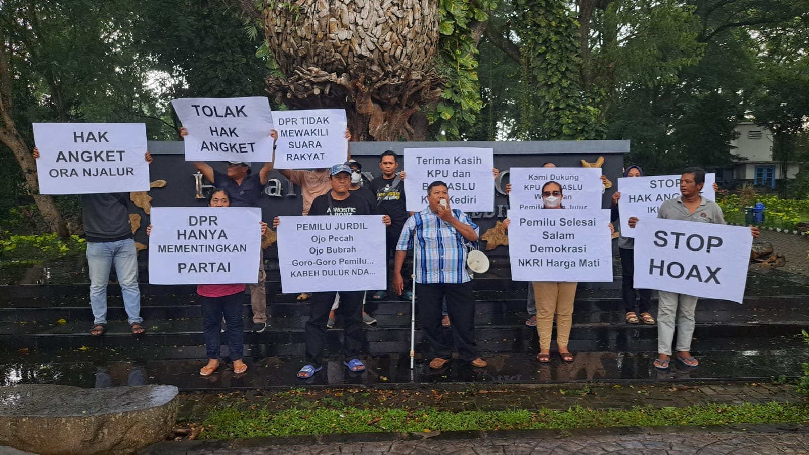 Ormas Gerakan Cinta Tanah Air Kediri yang menyatakan sikap menolak dengan keras persoalan pemilu 2024 yg dibawa ke jalur politik yaitu Hak Angket dengan menggelar orasi di Taman Joyoboyo Kota Kediri, Minggu (25/2/24)