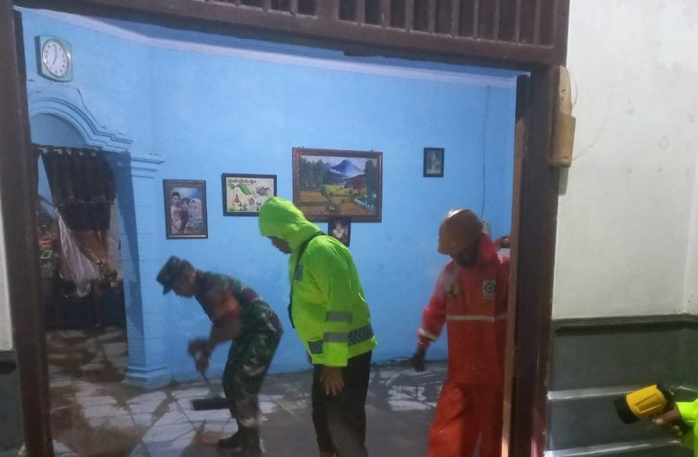 Sinergitas Polres Ngawi bersama TNI kali ini kembali terlihat saat beberapa rumah warga terdampak luapan sungai Sawur, akibat hujan deras yang melanda Ngawi pada Minggu malam (25/2/2024)