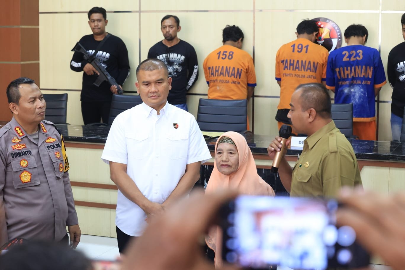 Tim Jatanras, Direktorat Reserse Kriminal Umum (Ditreskrimum) Polda Jatim, berhasil meringkus pelaku jambret kalung yang sadis dan meresahkan masyarakat Jawa Timur.