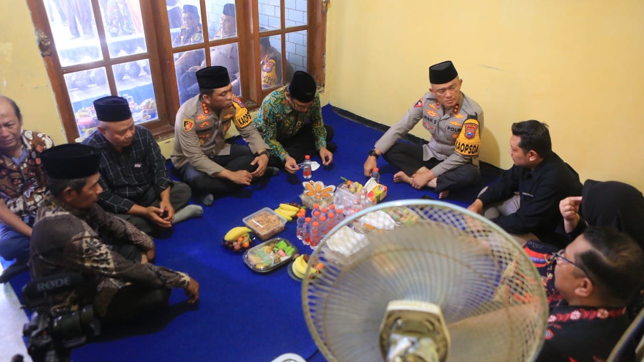 Kapolda Jawa Timur Irjen Pol Drs Imam Sugianto,M.Si didampingi pejabat utama (PJU) Polda Jatim, mengunjungi keluarga Anggota Panitia Pemungutan Suara (PPS) Desa Lebo, Kecamatan Sidoarjo, Sutony yang meninggal usai menjalankan tugasnya pada pencoblosan Pemilu 2024.